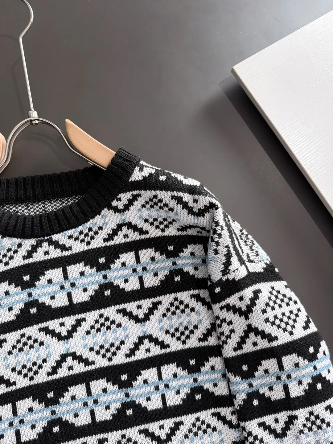 Next day shipping P195 Balenciaga high quality 2026 autumn and winter official website latest sweater, on sale at the same time at the counter Hot Sale! Specially made of wool blended fabric. It feels comfortable and can be directly in contact with the skin. The logo badge is exquisitely embroidered, which is extremely eye-catching! The details highlight the fashionable charm of big brands. Exquisite workmanship. Three-dimensional cutting style. The wearing effect is invincible and handsome! All three standards are complete! Sizes:M-3XL
